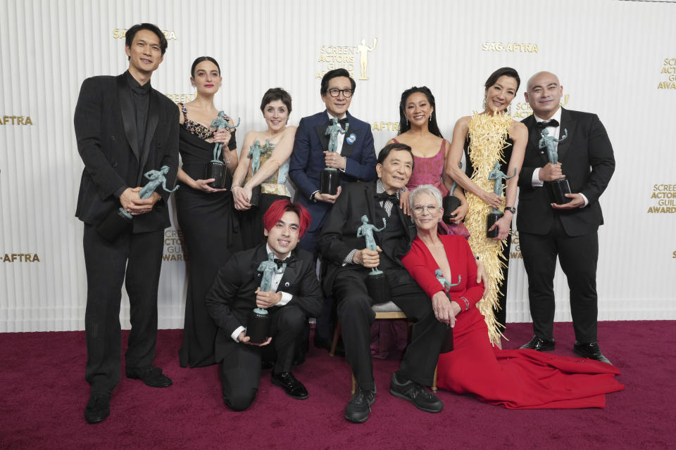 Harry Shum Jr., de izquierda a dercha fila posterior, Jenny Slate, Tallie Medel, Ke Huy Quan, Stephanie Hsu, Michelle Yeoh, Brian Le, Andy Le, fila del frente de izquierda a derecha, James Hong, y Jamie Lee Curtis posan con el premio a mejor elenco por "Everything Everywhere All at Once" en la sala de prensa de la 29a entrega anual de los Premios del Sindicato de Actores de la Pantalla el domingo 26 de febrero de 2023, en el hotel Fairmont Century Plaza en Los Angeles. (Foto Jordan Strauss/Invision/AP)