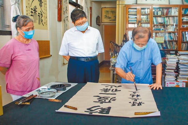 新竹縣長楊文科（中）拜訪書法名家賴煥琳（右），賴現場揮毫寫下「防疫一條心」。（羅浚濱攝）