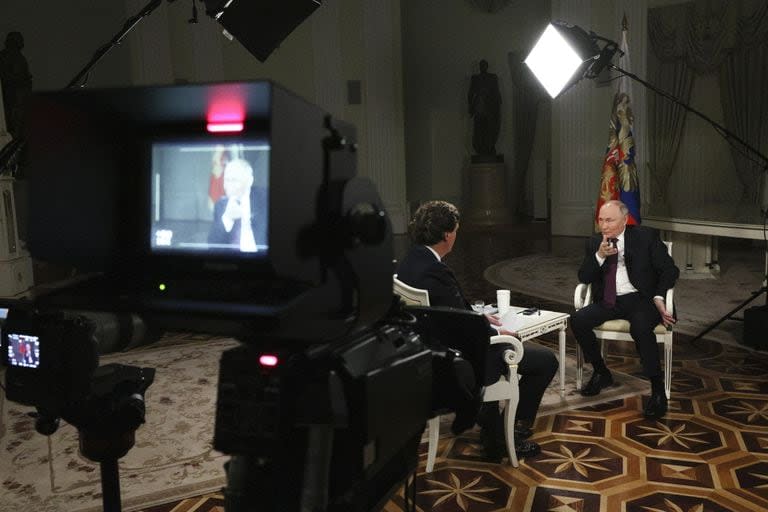 El presidente ruso Vladimir Putin hace gestos mientras habla durante una entrevista con el expresentador de Fox News Tucker Carlson