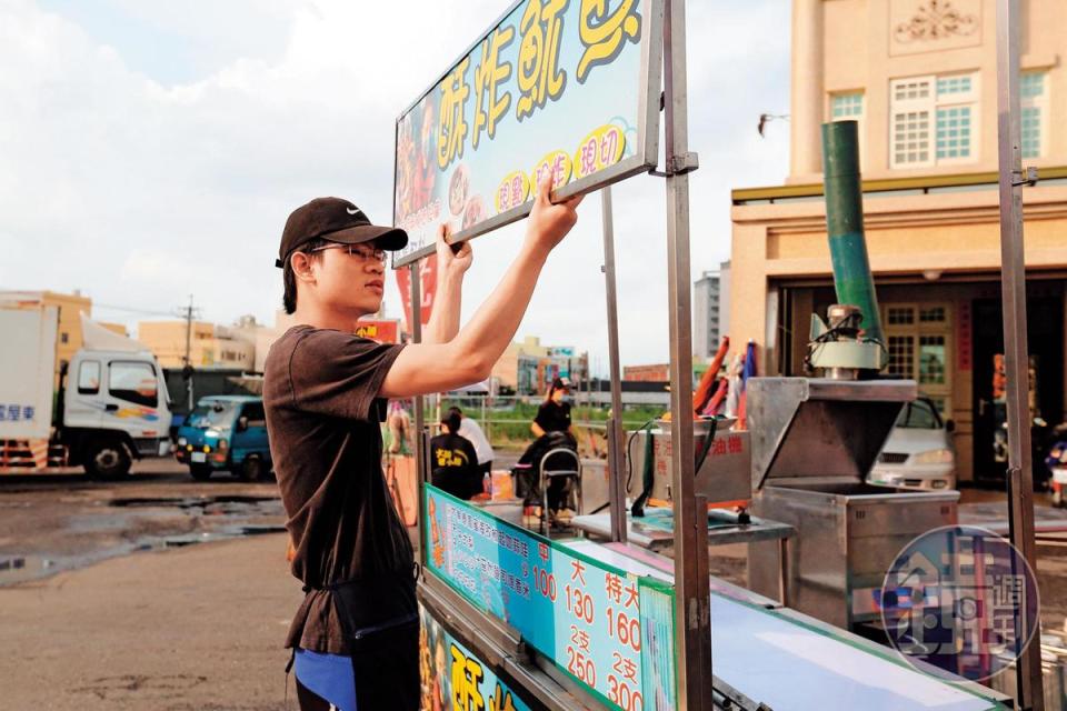 兒子廖浚憲（圖）白天有正職工作，下班後會直接到夜市攤位幫忙母親。