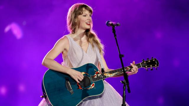 You guys, this fuzzy purple jacket looks just like the “Lavender Haze” one  Taylor Swift wears on the Eras Tour - Yahoo Sports