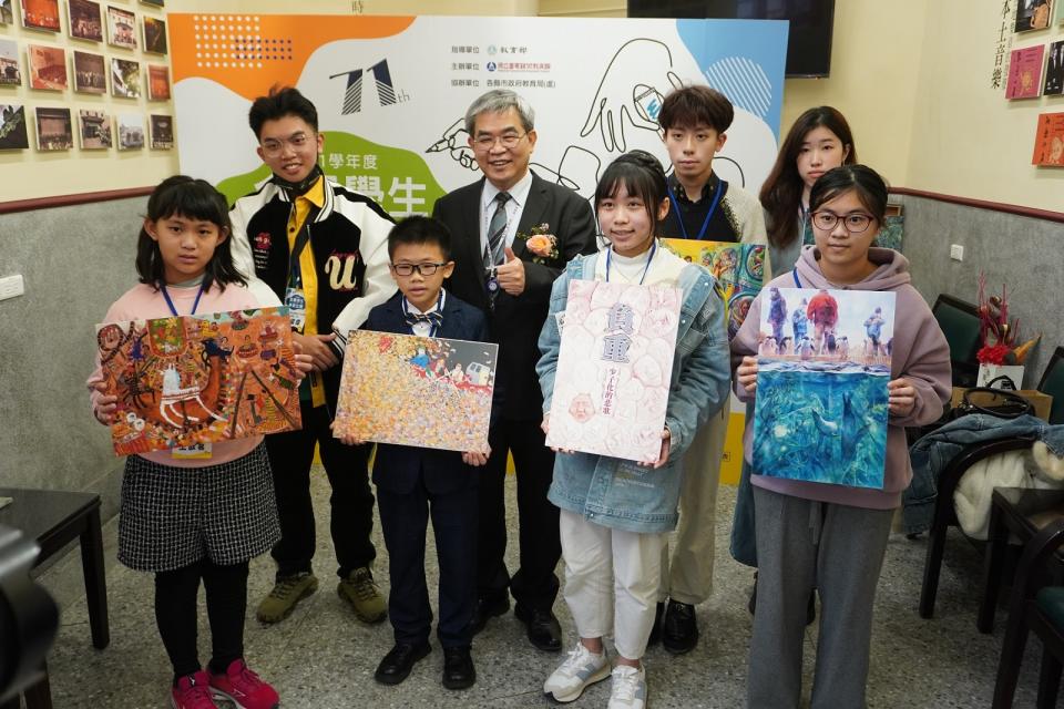 各類組榮獲特優學生與教育部蔡次長清華合影(111學年度全國學生美術比賽頒獎典禮)。