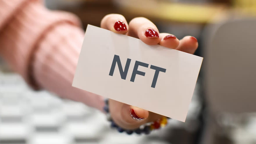 El NFT está en la blockchain, mientras que en la wallet está el derecho a moverlo. 