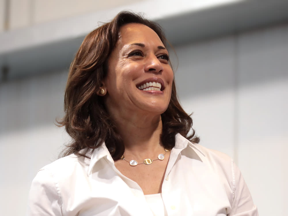 Kamala Harris freut sich über den erfolgreichen Abschluss ihrer Stieftochter. (Bild: NumenaStudios/Shutterstock.com)