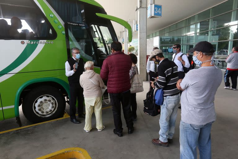 El uso de tapabocas es obligatorio en trenes, micros y colectivos