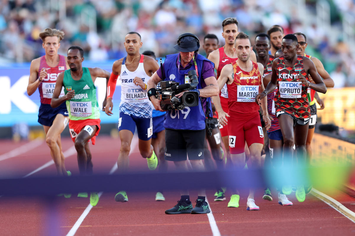 Un caméraman erre sur la piste et empêche le steeple aux Championnats du monde