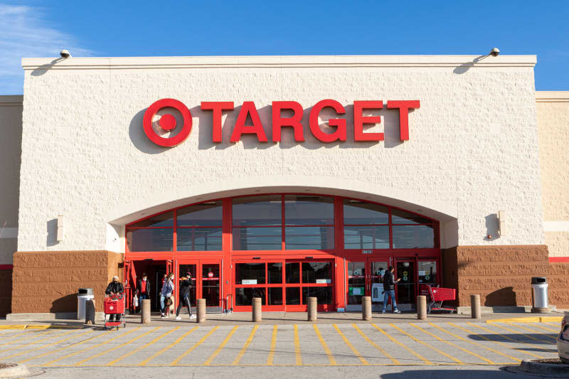 HOMEWOOD, IL. USA DECEMBER 21, 2021: A BUSY TARGET STORE ON A BEAUTIFUL WINTER DAY.