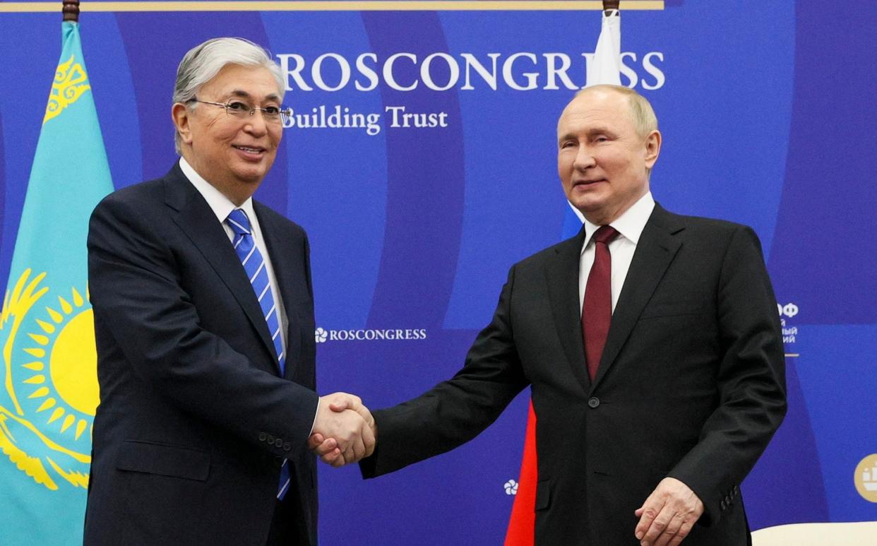 Russian president Vladimir Putin shakes hands with Kassym-Jomart Tokayev, Kazakhstan's President at the St. Petersburg International Economic Forum - Gavriil Grigorov 