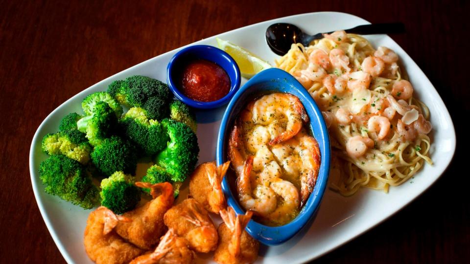 PHOTO: In this July 24, 2014, file photo, a seaside shrimp combo dish is shown at a Red Lobster restaurant in Yonkers, New York. (Bloomberg via Getty Images, FILE)