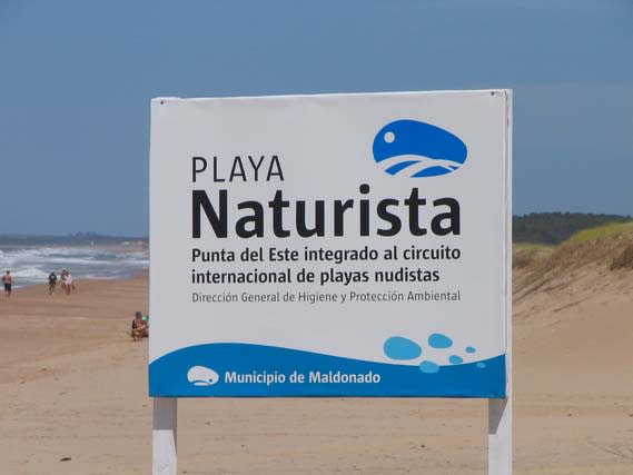 Playa Chihuahua, Uruguay<br> En la Bahía de Portezuelo esta la playa nudista Chihuahua, la única autorizada en la zona de Punta de Este. Wikimedia.Commons