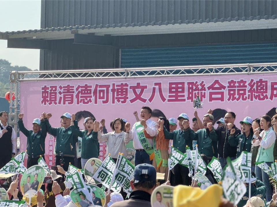 民進黨新北市一選區立委參選人何博文今（10）日在新北市八里區廖添丁廟成立賴清德何博文八里聯合競選總部，蔡英文總統到場站台。（柯毓庭攝）