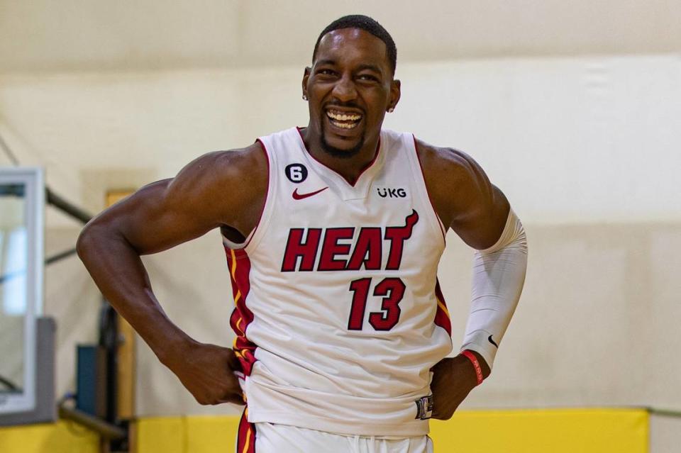 El centro del Heat, Bam Adebayo sonríe mientras cruza la cancha durante el Día de la Prensa en el FTX Arena de Miami, Florida, el lunes 26 de septiembre de 2022.