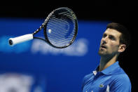 El serbio Novak Djokovic juguetea con su raqueta durante la semifinal de la Copa Maters ante el austríaco Dominic Thiem, el sábado 21 de noviembre de 2020, en Londres (AP Foto/Frank Augstein)