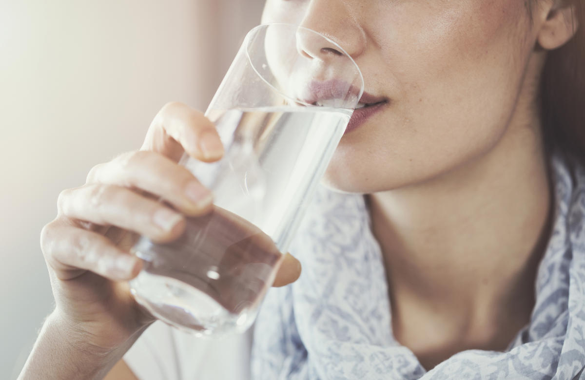 5 raisons de commencer sa journée avec un grand verre d'eau chaude