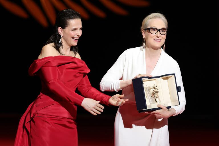 Meryl Streep recibe la Palma de Oro Honoraria de manos de su par Juliette Binoche, durante la ceremonia inaugural de la 77° edición del Festival de Cannes