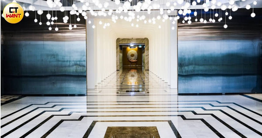 高雄萬豪酒店11樓的走廊過道結合藝術品與牆面設計，成為不少網美最愛打卡區。（圖／莊立人攝）