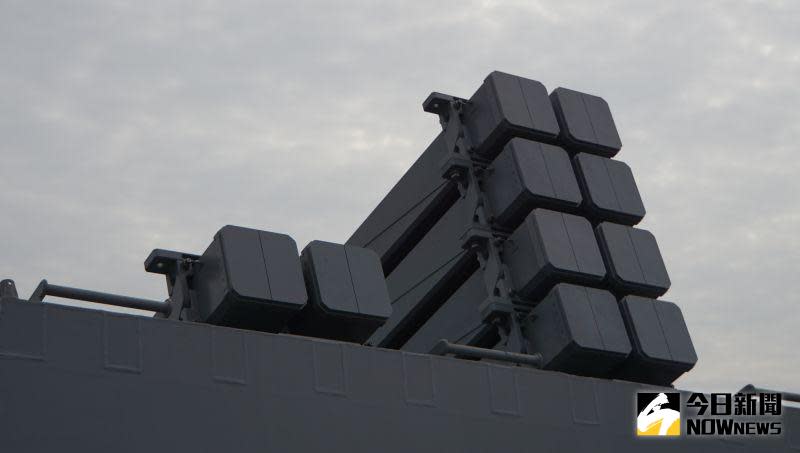 ▲玉山艦配備32枚海劍二防空飛彈，採傾斜式彈箱丶左右交錯配置朝船舷外發射模式。（圖／記者呂炯昌攝）