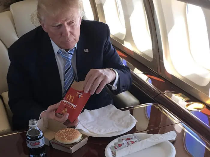 Donald Trump isst eine Mahlzeit von McDonald's in seinem Privatjet 757. - Copyright: Donald Trump for President