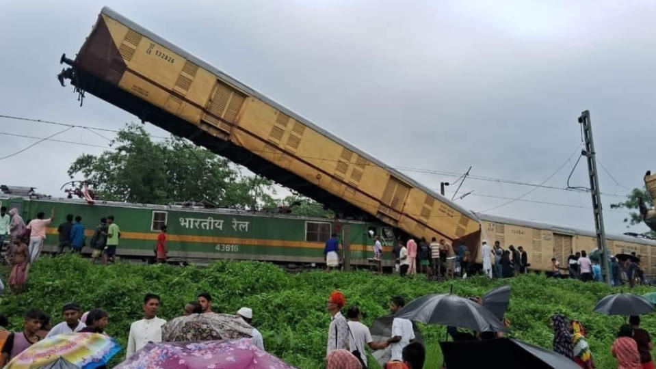 2024年6月17日，印度西孟加拉邦一列貨運火車追撞客運火車。翻攝推特