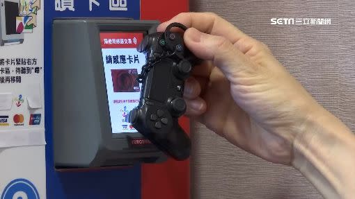 悠遊卡公司推出「PS4手把造型悠遊卡」，引發搶購風潮。