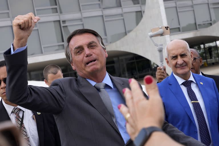 Bolsonaro habla con sus seguidores afuera de la sede presidencial en Brasilia. Archivo.