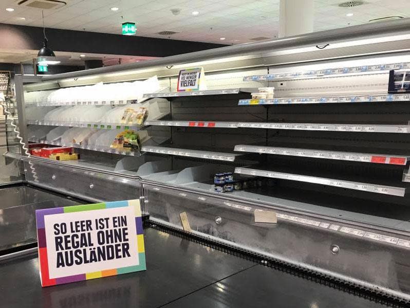 Empty shelves at the Edeka supermarket in Hamburg. The sign reads: 'So empty is a shelf without foreigners': Sascha Müller/Sven Schmidt