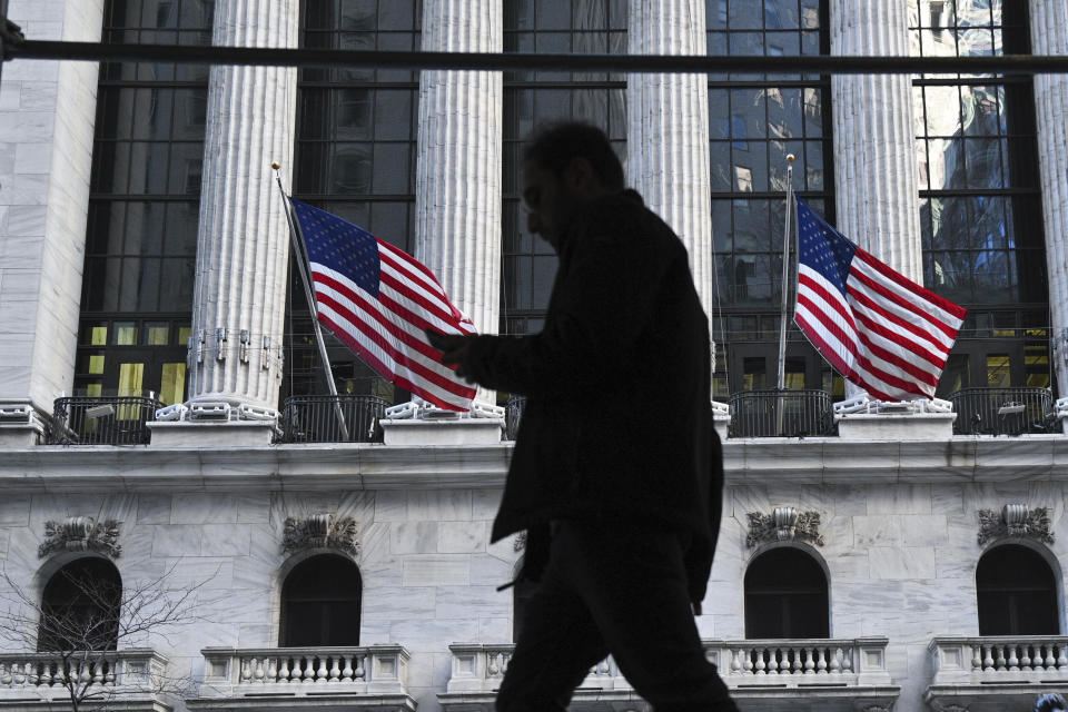 Foto di: NDZ/STAR MAX/IPx 2022 2/11/22 La gente passa davanti alla Borsa di New York (NYSE) a Wall Street l'11 febbraio 2022 a New York.