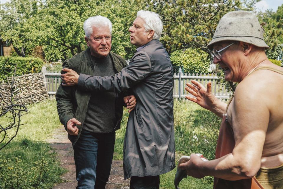 Hackl (Burghart Klaußner, rechts) gelang es immer wieder, Ivo Batic (Miroslav Nemec, links) und Franz Leitmayr (Udo Wachtveitl) aus der Haut fahren zu lassen. (Bild: BR/Tellux Film GmbH/Hendrik Heiden)