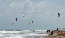 <p>Im etwas nördlicher gelegenen Delray Beach sind derweil noch einige Kitesurfer unterwegs, die den hohen Wellengang im Vorfeld von „Irma“ ausnutzen.<br> (Bild: Ken Cedeno/ZUMA Wire/dpa) </p>