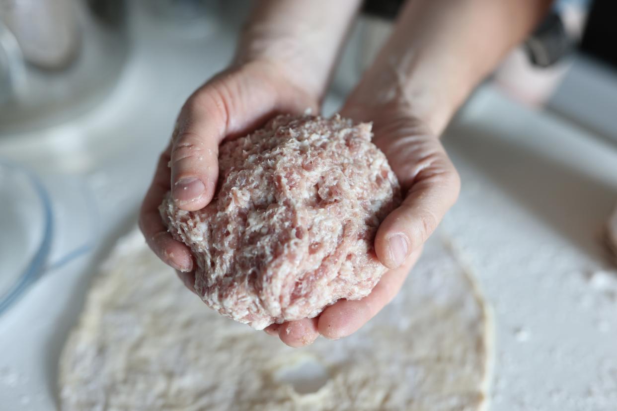 Ciertos alimentos como la carne picada o las verduras de hoja verde pueden causar infecciones repetitivas, y mientras que algunas personas las superan sin problemas, en otros casos se complican y derivan en una enfermedad que puede dejar secuelas. (Foto: Getty) 