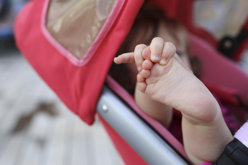 Roma, madre abbandona bimbo per strada per andare a Monaco: arrestata