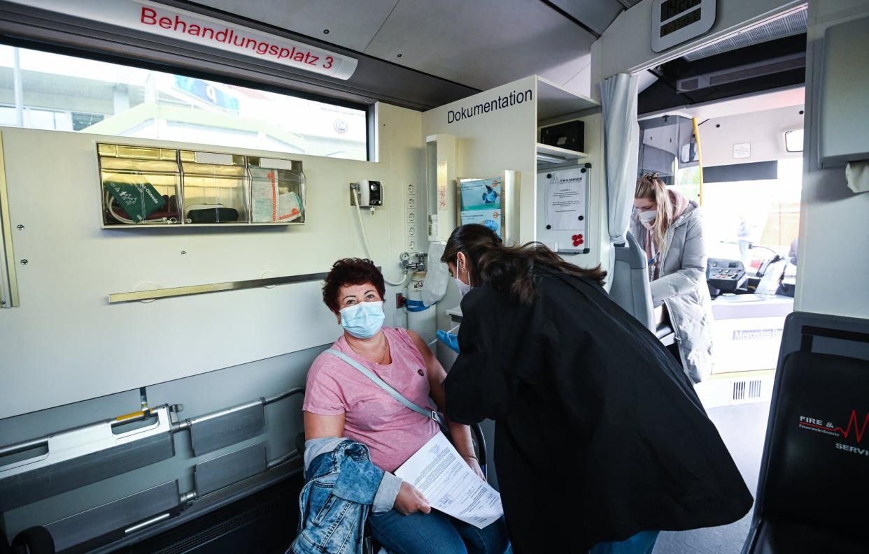 Une femme se fait vacciner à Cologne, en Allemagne, le 3 mai 2021 - INA FASSBENDER / AFP