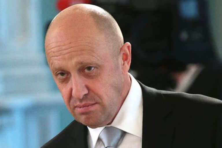 Yevgeny Prigozhin, a la izquierda, es conocido como "el chef de Vladimir Putin"