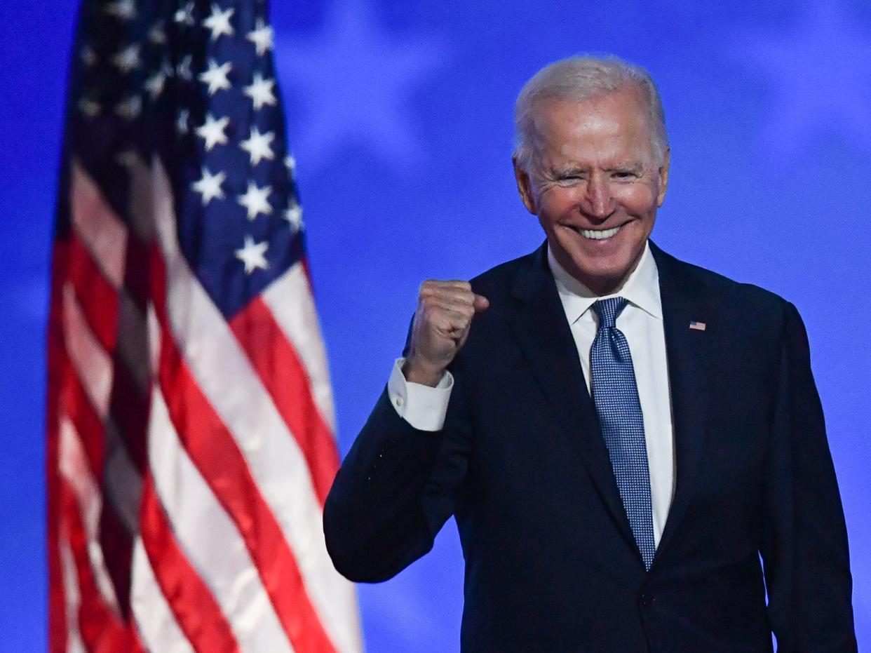 Joe Biden hace un gesto después de hablar durante la noche de las elecciones en el Chase Center en Wilmington, Delaware, a principios del 4 de noviembre de 2020. La administración de Biden planea reunir a 1.000 personas en la Casa Blanca para un evento del 4 de julio. (AFP via Getty Images)
