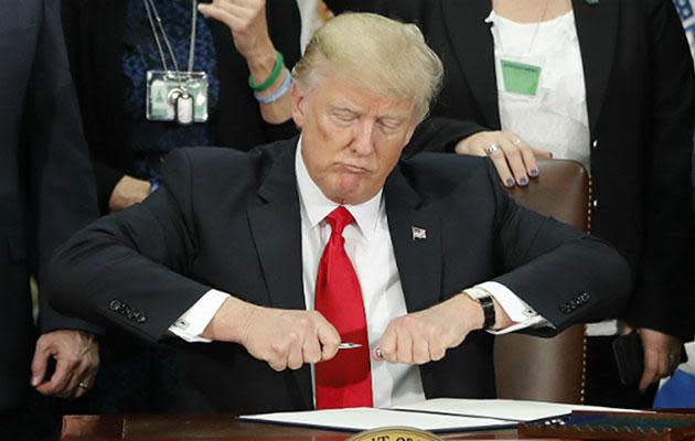 Trump pen snap spawns string of memes