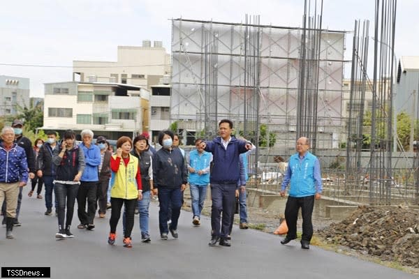 苗栗市長邱鎮軍說明「苗栗市橫車路至自治路瓶頸路段新闢工程」。（記者江乾松攝）