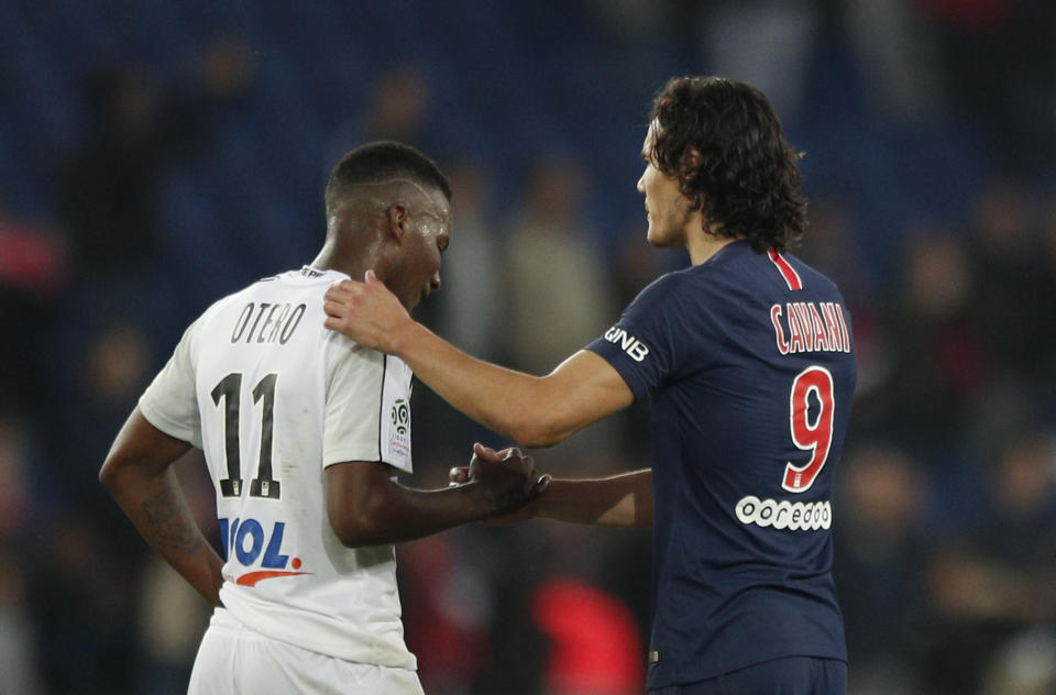 PSG's Edinson Cavani, right, shakes hands with Amiens' Juan Ferney Otero after the French League One soccer match between Paris-Saint-Germain and Amiens at the Parc des Princes stadium in Paris, France, Saturday, Oct. 20, 2018. (AP Photo/Francois Mori)