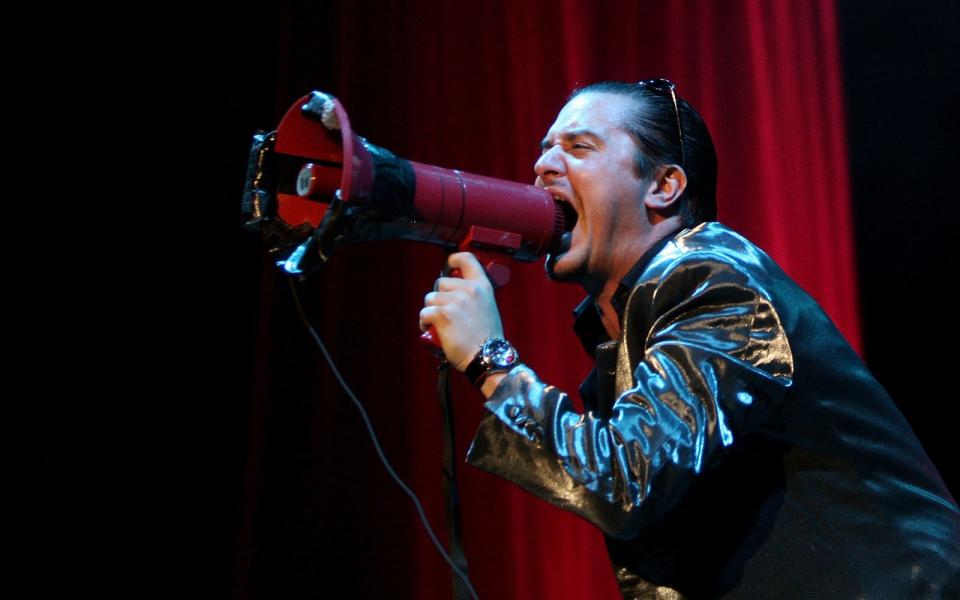 Ein wahrer Workaholic: Faith-No-More-Sänger Mike Patton arbeitet als Schauspieler und Synchronsprecher, außerdem war er in den letzten Jahren in zahllosen anderen Bands aktiv - unter anderem Fantômas, Mr. Bungle, Tomahawk, Peeping Tom und Dead Cross. (Bild: 2010 Getty Images/Mark Metcalfe)