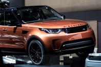 <p>Wie hätte es anders sein können: Die Königin aller Geländewagen sichert sich den ersten Platz. Allerdings steht der Land Rover nur knappe sechs Liter vor dem Tesla. Allzu sicher sollte man sich also nicht auf der Poleposition fühlen. (Foto: Getty) </p>