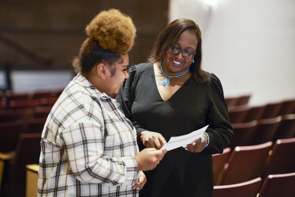 Saniyah Santana, left, a junior at Cesar Chavez High School in Phoenix talks with Sandra Jenkins, a high school business teacher who leads tours of Historically Black Colleges and Universities for interested students. (Brandon Sullivan for The Hechinger Report)