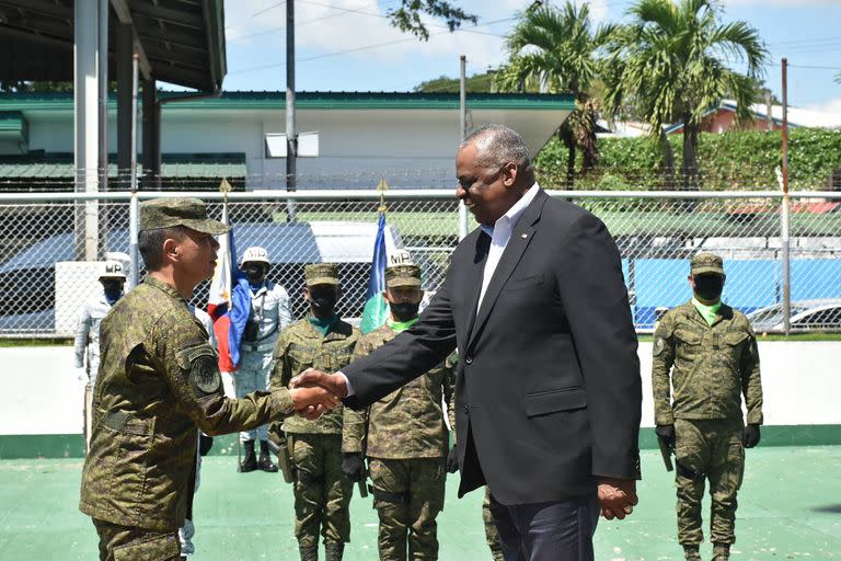 El secretario de Defensa de EE.UU., Lloyd Austin, saluda al comandante Roy Galido en Zamboanga City, en la isla de Mindanao. (Handout / Western Mindanao Command / AFP)