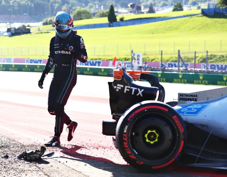 Sergio 'Checo' Pérez se vio obligado a abandonar la carrera del Gran Premio de Austria debido al daño que sufrió su monoplaza a causa del toque con el auto de George Russell en la primera vuelta del GP de Austria.