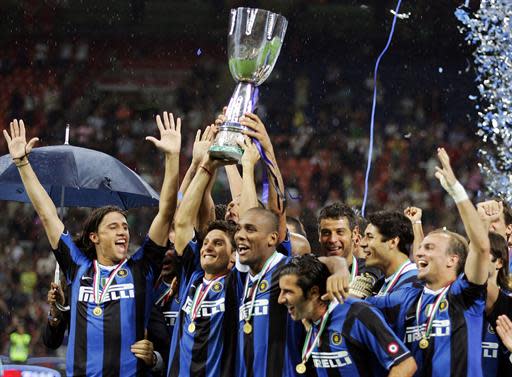 Inter Milan's players celebrates after winning their Italian SuperCup football match against AS Roma at San Siro Stadium in Milan 26 August 2006. Inter Milan came back from 3-0 down to clinch the Italian Super Cup in extra-time with a 4-3 win over Roma. AFP PHOTO / PACO SERINELLI