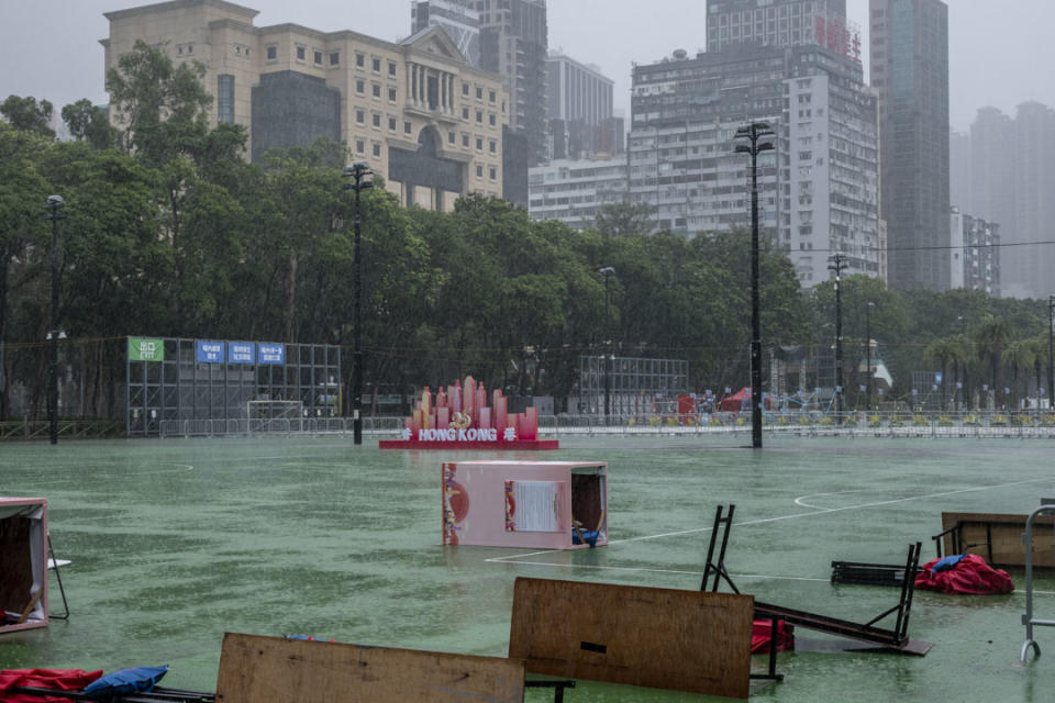 2022年7月1日，香港維多利亞公園的慶回歸活動於三號風球下暫停。