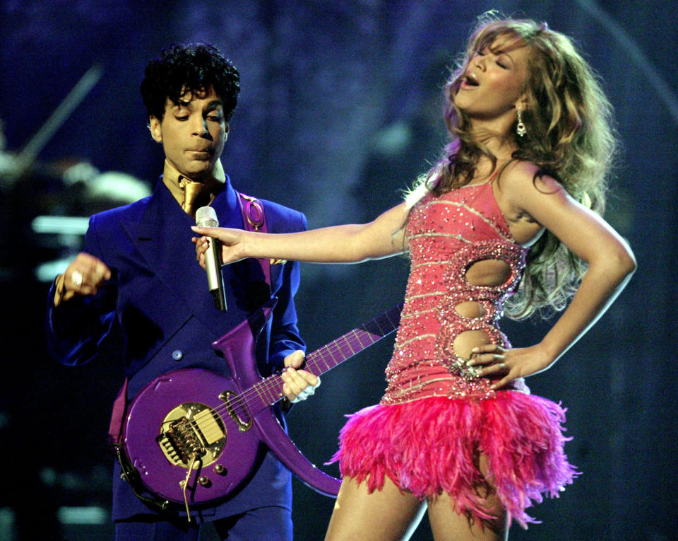 Singers Prince (L) and Beyonce perform during the 46th annual Grammy Awards in Los Angeles February 8, 2004. REUTERS/Gary Hershorn  PJ