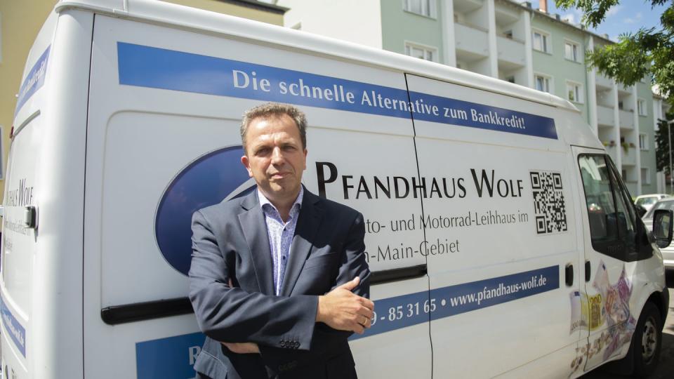 Pfandleiher und Gebrauchtwagenhändler Bernd Wolf hat sich auf das Beleihen von Autos und Motorrädern spezialisiert.