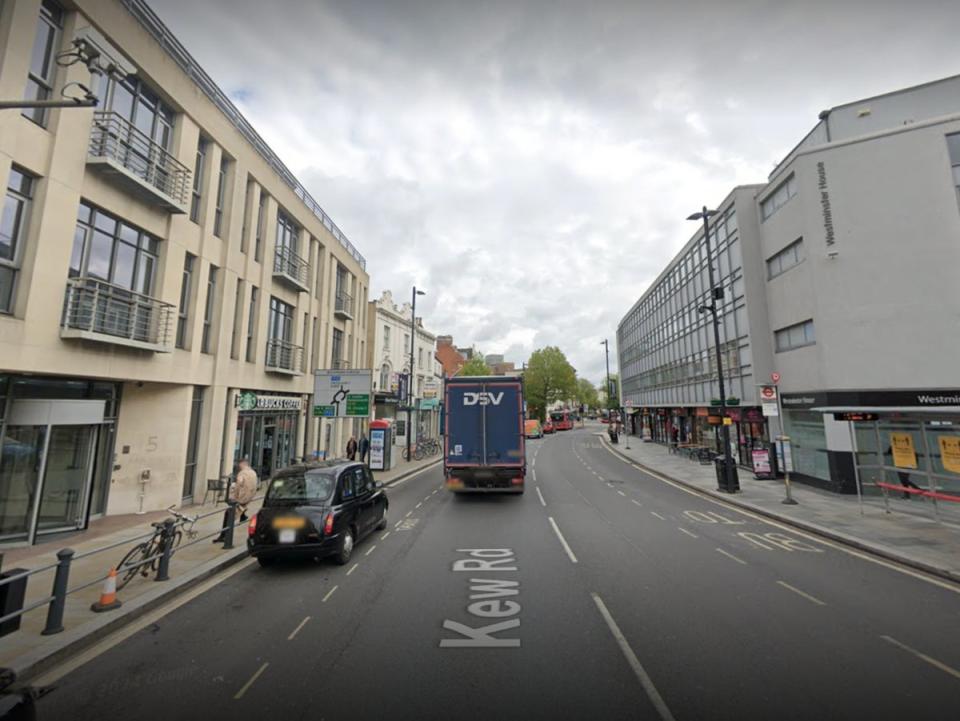 The robbery took place at a jewellery shop in Kew Road (Google Maps)