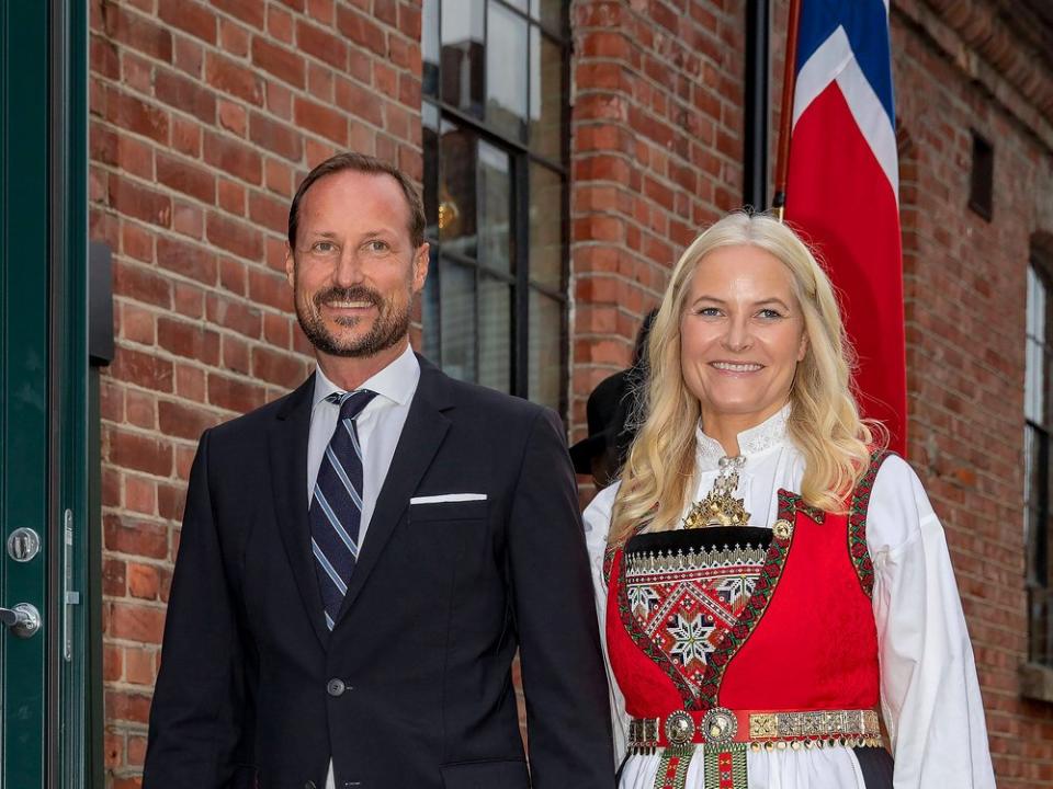 Kronprinz Haakon und Kronprinzessin Mette-Marit zeigen sich strahlend zum Dinner in Frederikstad