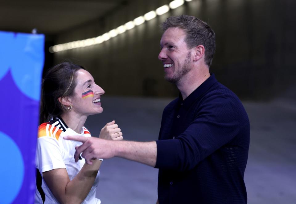 Nach dem Spiel gegen die Schweiz freute sich Julian Nagelsmann mit seinen Liebsten (im Bild: seine Freundin) über den Last-Minute-Ausgleich: mit seinem Bruder, aber nicht wirklich mit Klaas Heufer-Umlauf. (Bild: 2024 Getty Images / Alexander Hassenstein)