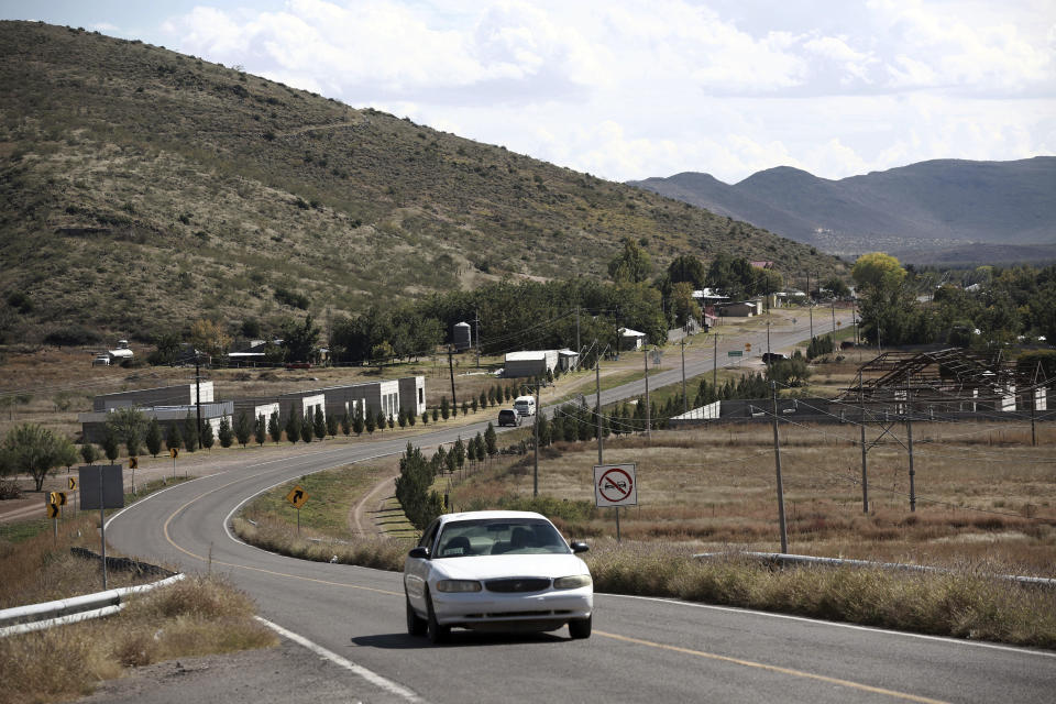 Un automóvil pasa por la Colonia LeBarón, uno de varios sitios donde la familia extendida LeBarón vive en el municipio de Galeana, en Chihuahua, México, el martes 5 de noviembre de 2019. (AP Foto/Christian Chavez)